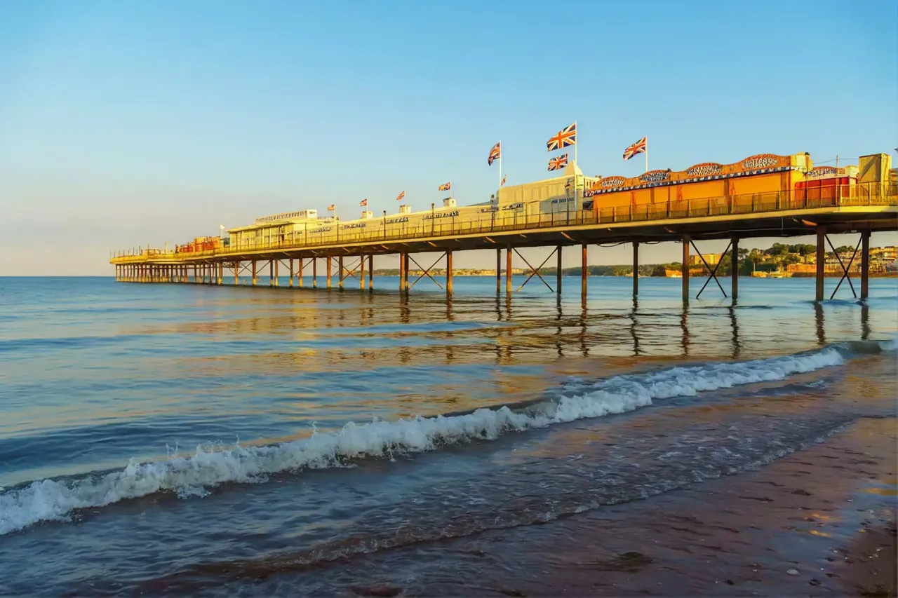 Paignton Pier / coastal setting